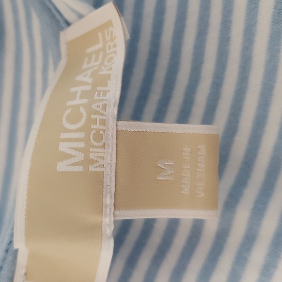 💙🤍 Top - Picture 6 of 6